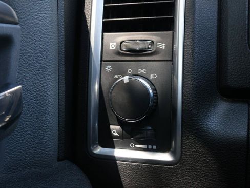 Used 2021 RAM 1500 Classic SLT AWD/4WD image 32