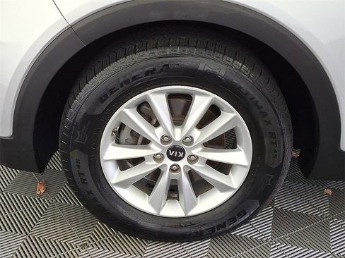 Used 2019 Kia Sorento LX image 12