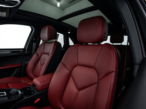 Certified 2025 Porsche Macan AWD/4WD image 18