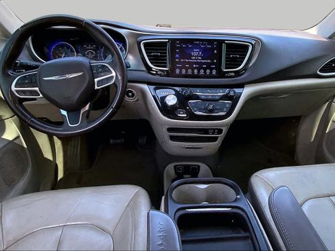 Used 2017 Chrysler Pacifica Touring-L FWD image 13