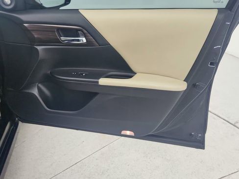 Used 2016 Honda Accord Touring image 29