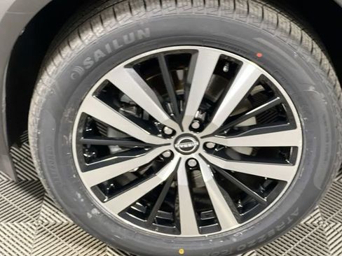 Used 2024 Nissan Pathfinder Platinum FWD image 11