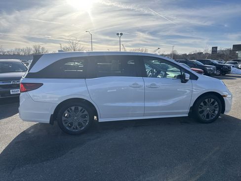 Certified 2025 Honda Odyssey Touring image 4