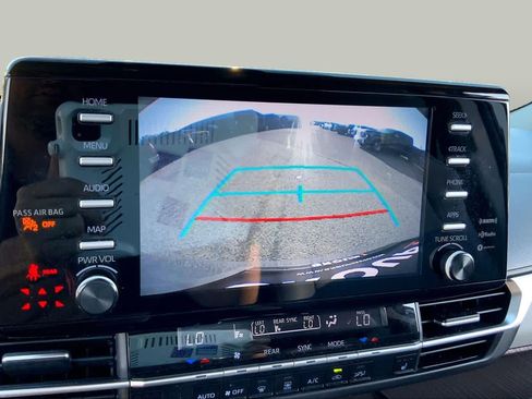 Used 2021 Toyota Sienna XLE FWD image 27