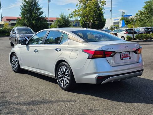 Used 2024 Nissan Altima 2.5 SV FWD image 3