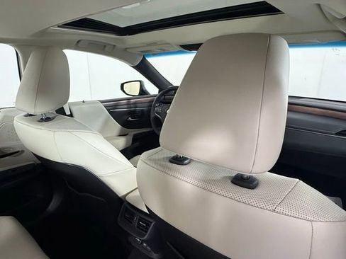 Certified 2025 Lexus ES 300h w/ Premium Package image 28