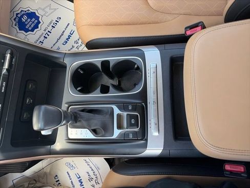 Used 2024 Kia Carnival LX FWD image 23