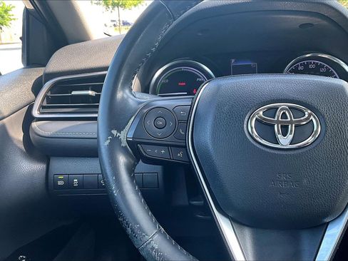 Used 2020 Toyota Camry SE w/ Sunroof Package FWD image 11