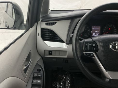 Used 2015 Toyota Sienna LE FWD image 31