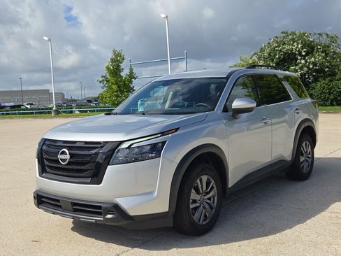 Used 2025 Nissan Pathfinder SV FWD image 9