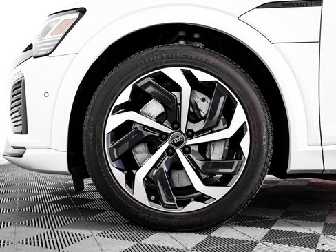 Used 2024 Audi Q8 e-tron Premium Plus w/ Premium Plus Package image 6