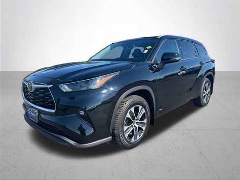 Used 2022 Toyota Highlander XLE AWD/4WD image 2