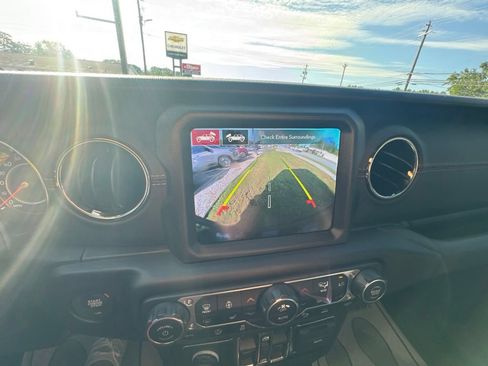 Used 2022 Jeep Wrangler Unlimited Sahara AWD/4WD image 19