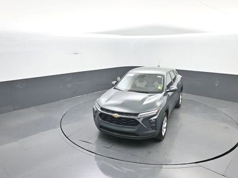 Used 2025 Chevrolet Trax LS w/ LS Convenience Package FWD image 16