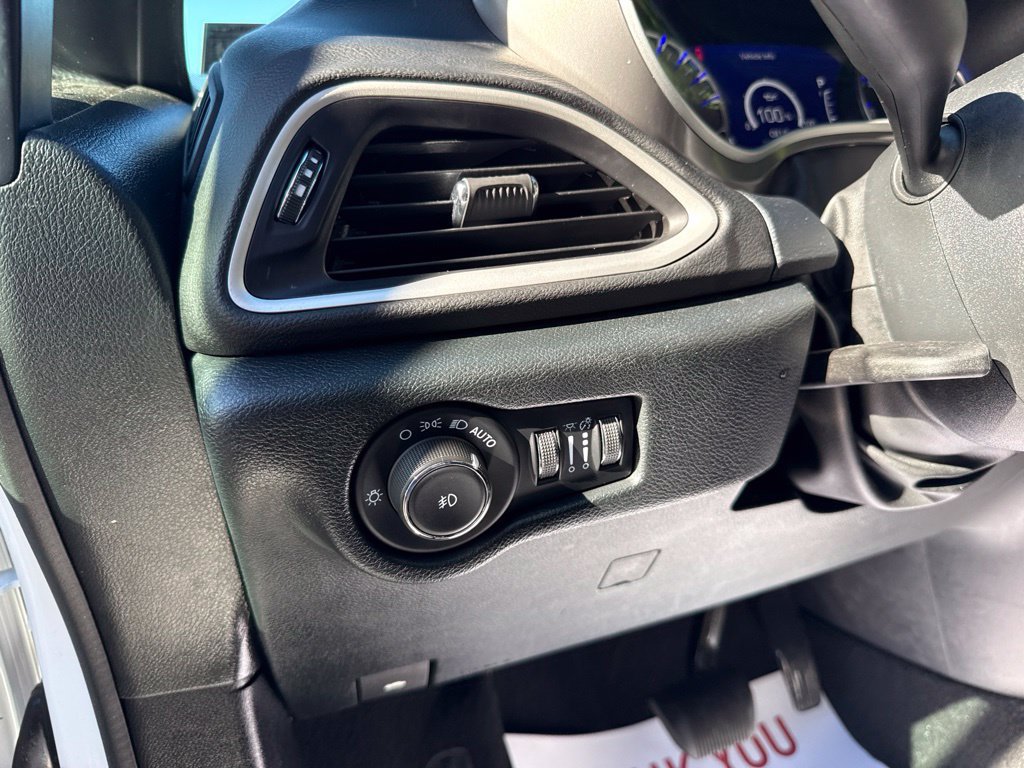 Used 2025 Chrysler Pacifica Select FWD image 14