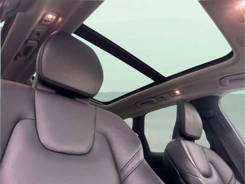 Used 2019 Volvo XC60 T5 Momentum w/ Protection Package Premier image 17