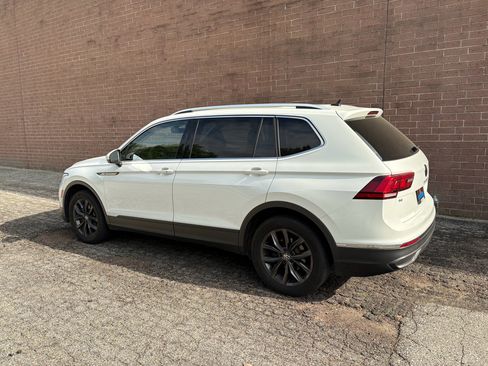 Used 2022 Volkswagen Tiguan SE w/ Panoramic Sunroof Package FWD image 3