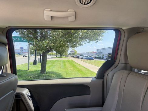 Used 2015 Chrysler Town & Country Touring image 13