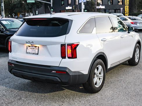 Used 2023 Kia Sorento LX image 8