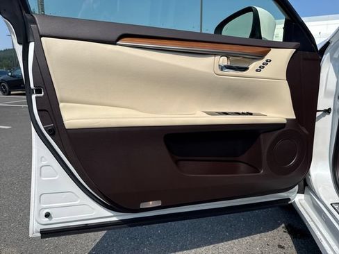 Used 2017 Lexus ES 300h w/ Navigation System Package FWD image 18