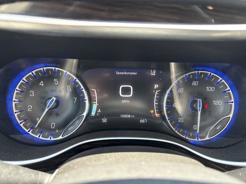 Used 2022 Chrysler Pacifica Limited FWD image 26