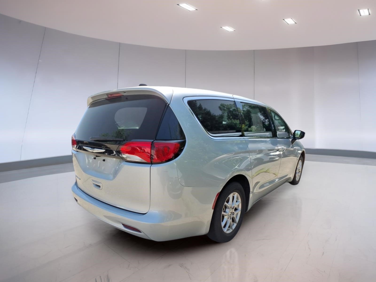 Used 2023 Chrysler Voyager LX FWD image 4