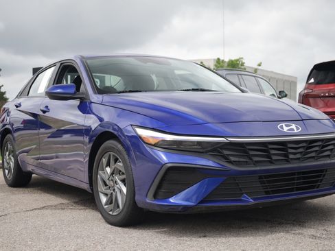 Used 2024 Hyundai Elantra SEL FWD image 7