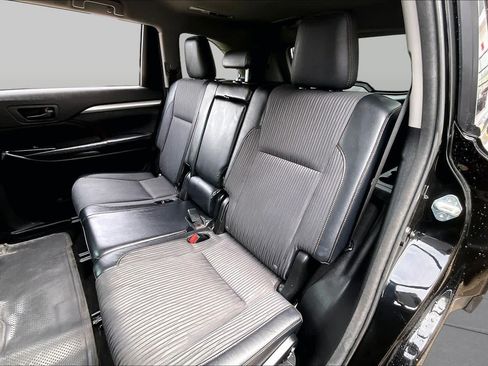 Used 2015 Toyota Highlander Plus FWD image 19