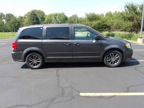 Used 2017 Dodge Grand Caravan SXT FWD image 2