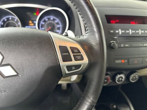 Used 2011 Mitsubishi Outlander SE image 16