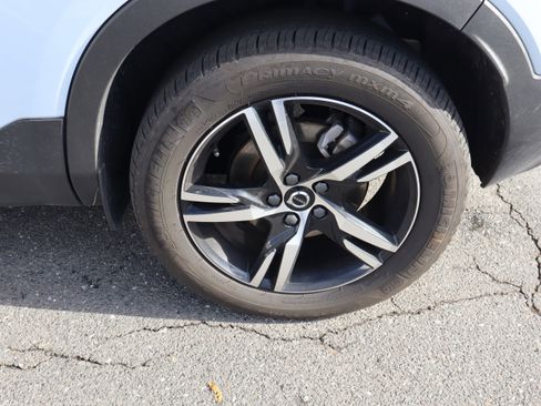 Used 2025 Volvo XC40 B5 Core image 39