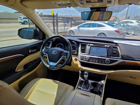 Used 2017 Toyota Highlander Limited Platinum image 18