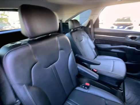 Used 2023 Kia Sorento SX image 17