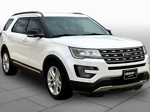 Used 2016 Ford Explorer XLT w/ Equipment Group 202A FWD image 3