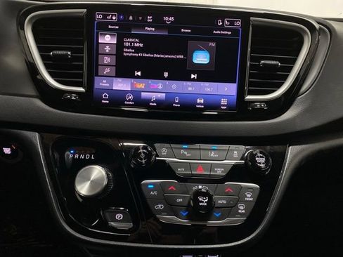 Used 2025 Chrysler Pacifica Select FWD image 41