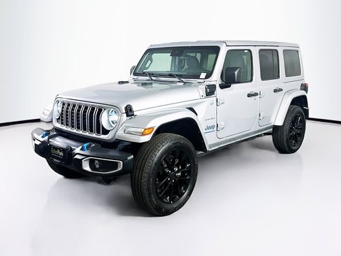 Used 2024 Jeep Wrangler Unlimited Sahara AWD/4WD image 3
