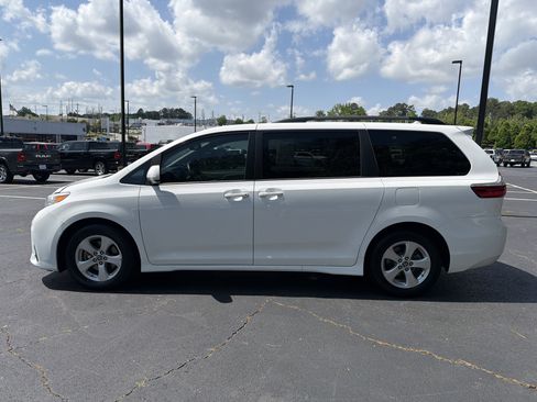 Used 2018 Toyota Sienna LE FWD image 9