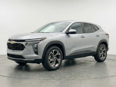 Used 2025 Chevrolet Trax LT w/ LT Convenience Package image 3