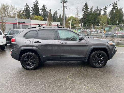 Used 2018 Jeep Cherokee Trailhawk image 2