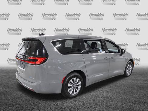 Used 2025 Chrysler Pacifica Select image 9