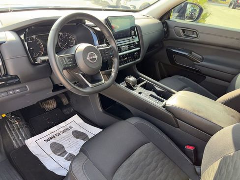 Used 2025 Nissan Pathfinder SV FWD image 8