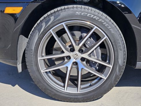 Certified 2026 Porsche Macan image 14
