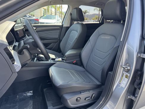 Used 2025 Volkswagen Jetta SEL FWD image 13