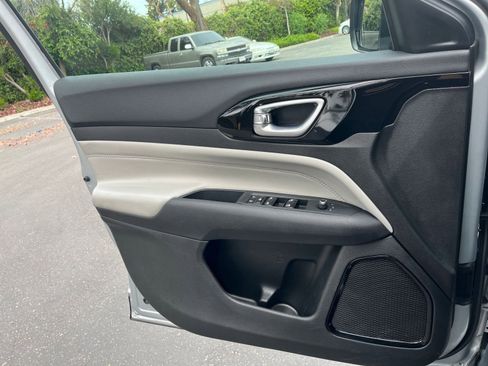 Used 2025 Jeep Compass Limited image 18