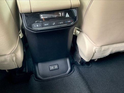 Used 2023 Toyota Highlander XLE image 11