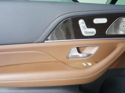 Used 2025 Mercedes-Benz GLS 450 4MATIC image 13