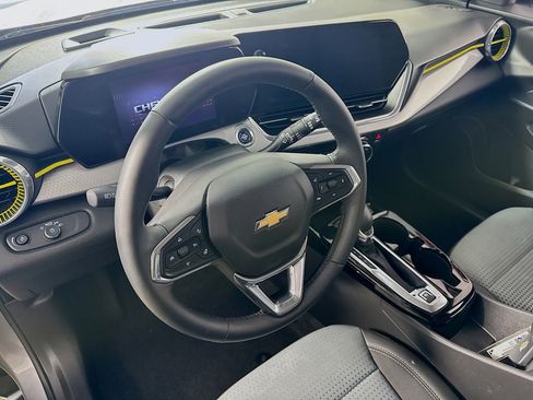 Used 2025 Chevrolet Trax LT w/ LT Convenience Package image 12