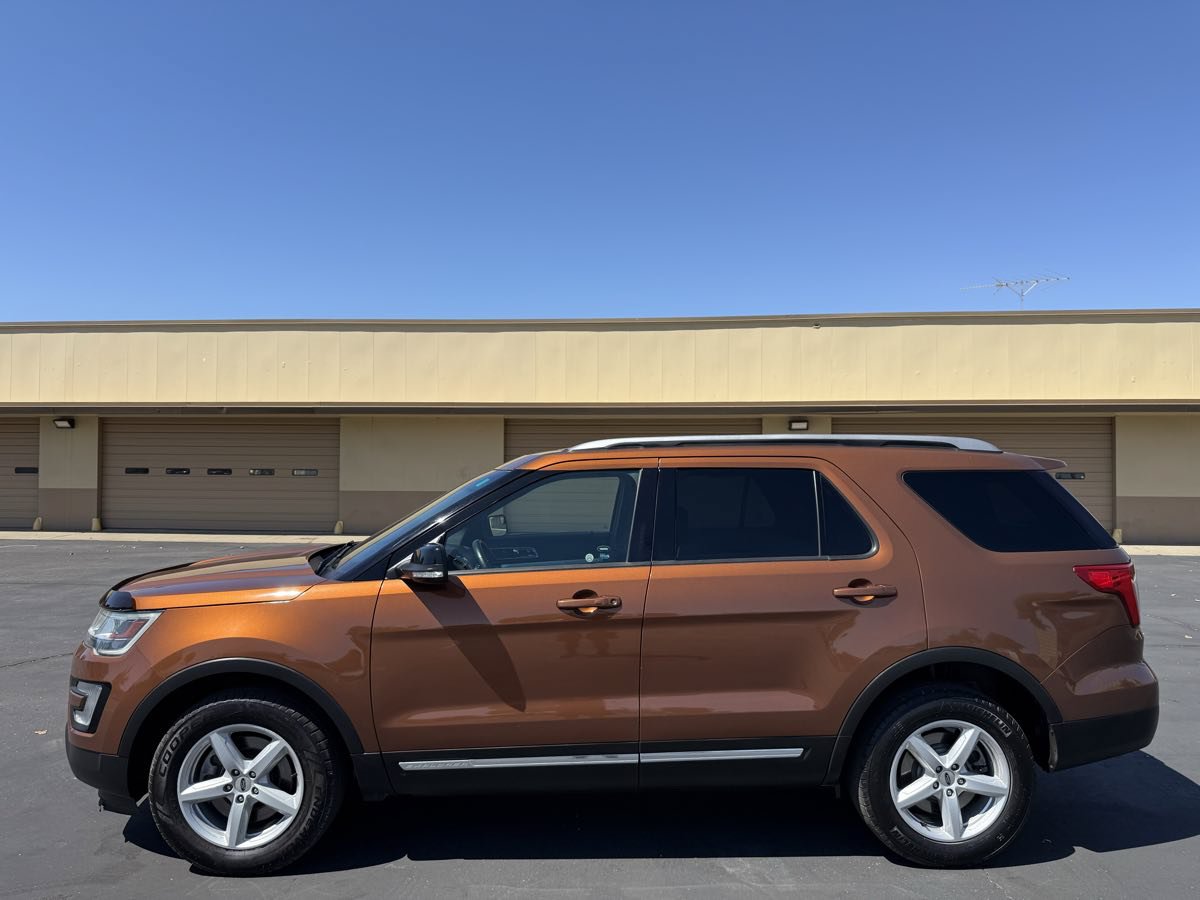 Used 2017 Ford Explorer XLT AWD/4WD image 4