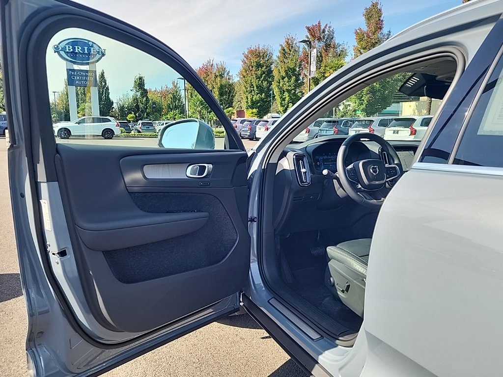 Certified 2023 Volvo XC40 B5 Plus w/ Driver Assist Package AWD/4WD image 9