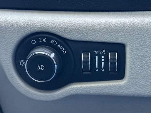 Used 2018 Chrysler Pacifica Limited FWD image 28